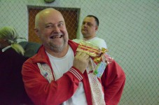 метание ножей, ,21 февраля 2015 года во Дворце спорта Авиационного завода (ул. Физкультурная,101) прошел XVII Фестиваль спортивных единоборств, посвященный Дню защитника отечества. На Фестивале были представлены такие виды спортивных единоборств, как самбо, каратэ, тхэквон-до, унифайт (метание ножа), кикбоксинг, рукопашный бой, джиу джитсу.
В рамках фестиваля проходил Открытый Областной турнир по «Универсальному бою»  упражнение «Спортивное метание ножа». Фото Громов Сергей 