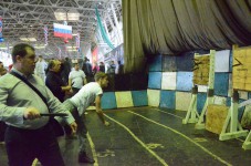 метание ножей, ,21 февраля 2015 года во Дворце спорта Авиационного завода (ул. Физкультурная,101) прошел XVII Фестиваль спортивных единоборств, посвященный Дню защитника отечества. На Фестивале были представлены такие виды спортивных единоборств, как самбо, каратэ, тхэквон-до, унифайт (метание ножа), кикбоксинг, рукопашный бой, джиу джитсу.
В рамках фестиваля проходил Открытый Областной турнир по «Универсальному бою»  упражнение «Спортивное метание ножа». Фото Громов Сергей 