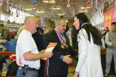 метание ножей, ,21 февраля 2015 года во Дворце спорта Авиационного завода (ул. Физкультурная,101) прошел XVII Фестиваль спортивных единоборств, посвященный Дню защитника отечества. На Фестивале были представлены такие виды спортивных единоборств, как самбо, каратэ, тхэквон-до, унифайт (метание ножа), кикбоксинг, рукопашный бой, джиу джитсу.
В рамках фестиваля проходил Открытый Областной турнир по «Универсальному бою»  упражнение «Спортивное метание ножа». Фото Громов Сергей 