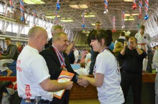 метание ножей, ,21 февраля 2015 года во Дворце спорта Авиационного завода (ул. Физкультурная,101) прошел XVII Фестиваль спортивных единоборств, посвященный Дню защитника отечества. На Фестивале были представлены такие виды спортивных единоборств, как самбо, каратэ, тхэквон-до, унифайт (метание ножа), кикбоксинг, рукопашный бой, джиу джитсу.
В рамках фестиваля проходил Открытый Областной турнир по «Универсальному бою»  упражнение «Спортивное метание ножа». Фото Громов Сергей 