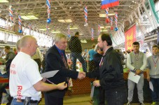 метание ножей, ,21 февраля 2015 года во Дворце спорта Авиационного завода (ул. Физкультурная,101) прошел XVII Фестиваль спортивных единоборств, посвященный Дню защитника отечества. На Фестивале были представлены такие виды спортивных единоборств, как самбо, каратэ, тхэквон-до, унифайт (метание ножа), кикбоксинг, рукопашный бой, джиу джитсу.
В рамках фестиваля проходил Открытый Областной турнир по «Универсальному бою»  упражнение «Спортивное метание ножа». Фото Громов Сергей 