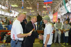 метание ножей, ,21 февраля 2015 года во Дворце спорта Авиационного завода (ул. Физкультурная,101) прошел XVII Фестиваль спортивных единоборств, посвященный Дню защитника отечества. На Фестивале были представлены такие виды спортивных единоборств, как самбо, каратэ, тхэквон-до, унифайт (метание ножа), кикбоксинг, рукопашный бой, джиу джитсу.
В рамках фестиваля проходил Открытый Областной турнир по «Универсальному бою»  упражнение «Спортивное метание ножа». Фото Громов Сергей 