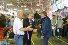 метание ножей, ,21 февраля 2015 года во Дворце спорта Авиационного завода (ул. Физкультурная,101) прошел XVII Фестиваль спортивных единоборств, посвященный Дню защитника отечества. На Фестивале были представлены такие виды спортивных единоборств, как самбо, каратэ, тхэквон-до, унифайт (метание ножа), кикбоксинг, рукопашный бой, джиу джитсу.
В рамках фестиваля проходил Открытый Областной турнир по «Универсальному бою»  упражнение «Спортивное метание ножа». Фото Громов Сергей 