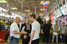 метание ножей, ,21 февраля 2015 года во Дворце спорта Авиационного завода (ул. Физкультурная,101) прошел XVII Фестиваль спортивных единоборств, посвященный Дню защитника отечества. На Фестивале были представлены такие виды спортивных единоборств, как самбо, каратэ, тхэквон-до, унифайт (метание ножа), кикбоксинг, рукопашный бой, джиу джитсу.
В рамках фестиваля проходил Открытый Областной турнир по «Универсальному бою»  упражнение «Спортивное метание ножа». Фото Громов Сергей 