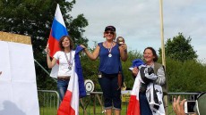 метание ножей, Женщины топор 7м,20-23 августа 2015 года в Нотингемшире, Великобритания, на родине Робина Гуда, прошел чемпионат мира по версии Европейской Ассоциации метателей ножей и топоров. В соревнованиях приняли участие более 130 спортсменов из 11 стран. Я собрал по различным источникам фотографии этого замечательного события. Фото Rosanna Beltracchi, Pascal Boucreux, Lynn Dakin Ball, Roland Meyer-Speicher и других