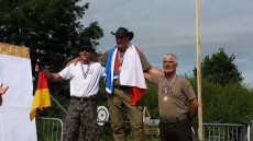 метание ножей, Мужчины топор 7м,20-23 августа 2015 года в Нотингемшире, Великобритания, на родине Робина Гуда, прошел чемпионат мира по версии Европейской Ассоциации метателей ножей и топоров. В соревнованиях приняли участие более 130 спортсменов из 11 стран. Я собрал по различным источникам фотографии этого замечательного события. Фото Rosanna Beltracchi, Pascal Boucreux, Lynn Dakin Ball, Roland Meyer-Speicher и других