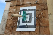 метание ножей, ,19 сентября 2015 года в деревне Сапегино (Московская область, Волоколамский район) был проведен дружеский турнир по метанию различных предметов. В программу соревнований вошли метание ножа, топора и малой пехотной лопатки лесенкой 3+4+5 метров, безоборотное метание с 4 метров, метание необычных предметов - гигантских гвоздей, пластин и необычных ножей, а также упражнение 