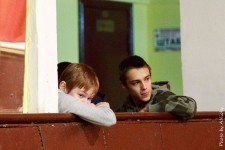 метание ножей, ,Фестиваль военного искусства казаков «Казарла» прошёл 12 декабря в Москве на базе конно-спортивного клуба «Измайлово». Десятки казаков с Дона, Кубани, Терека, Волги, из других регионов собрались тут, чтобы посостязаться в рубке, метании ножа, продемонстрировать мастерство владения кнутом. Свое умение метания ножей продемонстрировали и московские метатели. 