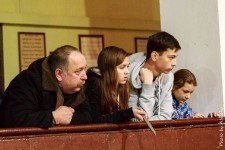 метание ножей, ,Фестиваль военного искусства казаков «Казарла» прошёл 12 декабря в Москве на базе конно-спортивного клуба «Измайлово». Десятки казаков с Дона, Кубани, Терека, Волги, из других регионов собрались тут, чтобы посостязаться в рубке, метании ножа, продемонстрировать мастерство владения кнутом. Свое умение метания ножей продемонстрировали и московские метатели. 