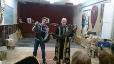 метание ножей, ,19-20 декабря 2015 года в Самаре прошел веселый предновогодний турнир по метанию ножа. Зажигательное костюмированное действие сочеталось упорной борьбой среди метателей. Дед Мороз и Снегурочка, судили строго и справедливо. Несколько фотографий метательного турнира от сборной Ижевска 