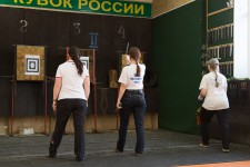 метание ножей, ,26-27 марта в Москве прошел Чемпионат Москвы по спортивному метанию ножа по правилам федерации Универсального боя. Всего было более 40 метателей.
Борьба получилась необычайно упорной, судьба сразу нескольких наград была определена при равном количестве набранных очков по последней серии. Предлагаю фотографии прошедшего турнира от Анны Кортуновой. 