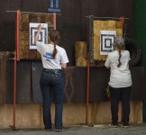 метание ножей, ,26-27 марта в Москве прошел Чемпионат Москвы по спортивному метанию ножа по правилам федерации Универсального боя. Всего было более 40 метателей.
Борьба получилась необычайно упорной, судьба сразу нескольких наград была определена при равном количестве набранных очков по последней серии. Предлагаю фотографии прошедшего турнира от Анны Кортуновой. 