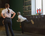 метание ножей, ,26-27 марта в Москве прошел Чемпионат Москвы по спортивному метанию ножа по правилам федерации Универсального боя. Всего было более 40 метателей.
Борьба получилась необычайно упорной, судьба сразу нескольких наград была определена при равном количестве набранных очков по последней серии. Предлагаю фотографии прошедшего турнира от Анны Кортуновой. 