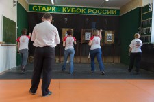 метание ножей, ,26-27 марта в Москве прошел Чемпионат Москвы по спортивному метанию ножа по правилам федерации Универсального боя. Всего было более 40 метателей.
Борьба получилась необычайно упорной, судьба сразу нескольких наград была определена при равном количестве набранных очков по последней серии. Предлагаю фотографии прошедшего турнира от Анны Кортуновой. 