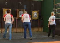 метание ножей, ,26-27 марта в Москве прошел Чемпионат Москвы по спортивному метанию ножа по правилам федерации Универсального боя. Всего было более 40 метателей.
Борьба получилась необычайно упорной, судьба сразу нескольких наград была определена при равном количестве набранных очков по последней серии. Предлагаю фотографии прошедшего турнира от Анны Кортуновой. 