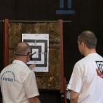 метание ножей, ,26-27 марта в Москве прошел Чемпионат Москвы по спортивному метанию ножа по правилам федерации Универсального боя. Всего было более 40 метателей.
Борьба получилась необычайно упорной, судьба сразу нескольких наград была определена при равном количестве набранных очков по последней серии. Предлагаю фотографии прошедшего турнира от Анны Кортуновой. 