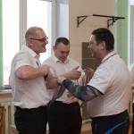 метание ножей, ,26-27 марта в Москве прошел Чемпионат Москвы по спортивному метанию ножа по правилам федерации Универсального боя. Всего было более 40 метателей.
Борьба получилась необычайно упорной, судьба сразу нескольких наград была определена при равном количестве набранных очков по последней серии. Предлагаю фотографии прошедшего турнира от Анны Кортуновой. 