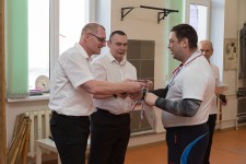 метание ножей, ,26-27 марта в Москве прошел Чемпионат Москвы по спортивному метанию ножа по правилам федерации Универсального боя. Всего было более 40 метателей.
Борьба получилась необычайно упорной, судьба сразу нескольких наград была определена при равном количестве набранных очков по последней серии. Предлагаю фотографии прошедшего турнира от Анны Кортуновой. 