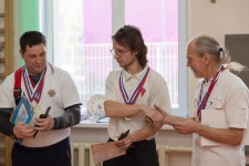метание ножей, ,26-27 марта в Москве прошел Чемпионат Москвы по спортивному метанию ножа по правилам федерации Универсального боя. Всего было более 40 метателей.
Борьба получилась необычайно упорной, судьба сразу нескольких наград была определена при равном количестве набранных очков по последней серии. Предлагаю фотографии прошедшего турнира от Анны Кортуновой. 