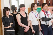 метание ножей, ,26-27 марта в Москве прошел Чемпионат Москвы по спортивному метанию ножа по правилам федерации Универсального боя. Всего было более 40 метателей.
Борьба получилась необычайно упорной, судьба сразу нескольких наград была определена при равном количестве набранных очков по последней серии. Предлагаю фотографии прошедшего турнира от Анны Кортуновой. 