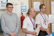 метание ножей, ,26-27 марта в Москве прошел Чемпионат Москвы по спортивному метанию ножа по правилам федерации Универсального боя. Всего было более 40 метателей.
Борьба получилась необычайно упорной, судьба сразу нескольких наград была определена при равном количестве набранных очков по последней серии. Предлагаю фотографии прошедшего турнира от Анны Кортуновой. 