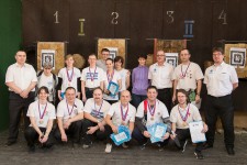 метание ножей, ,26-27 марта в Москве прошел Чемпионат Москвы по спортивному метанию ножа по правилам федерации Универсального боя. Всего было более 40 метателей.
Борьба получилась необычайно упорной, судьба сразу нескольких наград была определена при равном количестве набранных очков по последней серии. Предлагаю фотографии прошедшего турнира от Анны Кортуновой. 