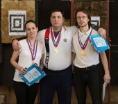 метание ножей, ,26-27 марта в Москве прошел Чемпионат Москвы по спортивному метанию ножа по правилам федерации Универсального боя. Всего было более 40 метателей.
Борьба получилась необычайно упорной, судьба сразу нескольких наград была определена при равном количестве набранных очков по последней серии. Предлагаю фотографии прошедшего турнира от Анны Кортуновой. 