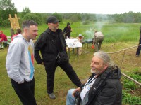 метание ножей, ,11 июня в деревне Сапегино Волоколамского района Московской области прошел интересный турнир по метанию различных предметов. Собралось 28 участников, в целом состав получился очень представительный.
Метали топоры, лопаты, ножи, гвозди, отвертки, ножницы, иглы, пластины и другие предметы. В неподвижные и качающиеся мишени.
Несколько фотографий. 