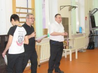 метание ножей, ,Несколько серий с разных дистанций у мужчин и женщин 