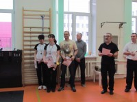 метание ножей, ,Несколько серий с разных дистанций у мужчин и женщин 