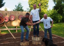 метание ножей, ,24-25 мая 2014 года в Баварии прошел турнир по метанию ножей и топоров, на котором отрабатывались новые метательные упражнения. 
Фотографии от Sergej Adams и Jiří Žižka. 