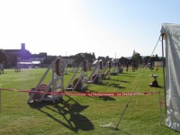 метание ножей, ,23-25 августа во французском городе Каллак прошел первый чемпионат мира по версии Европейской ассоциации метателей ножей. Это был настоящий праздник метания - съехалось более 150 участников. На центральном стадионе города стояло 12 стендов для основных упражнений и еще столько же для дополнительных. Финалы проходили в присутствии более 500 зрителей. Прекрасно организованное пространство, где и участники и зрители чувствовали себя свободно и комфортно.
Большое спасибо организаторам! 