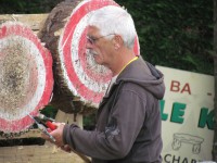 метание ножей, ,23-25 августа во французском городе Каллак прошел первый чемпионат мира по версии Европейской ассоциации метателей ножей. Это был настоящий праздник метания - съехалось более 150 участников. На центральном стадионе города стояло 12 стендов для основных упражнений и еще столько же для дополнительных. Финалы проходили в присутствии более 500 зрителей. Прекрасно организованное пространство, где и участники и зрители чувствовали себя свободно и комфортно.
Большое спасибо организаторам! 