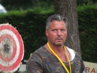 метание ножей, ,23-25 августа во французском городе Каллак прошел первый чемпионат мира по версии Европейской ассоциации метателей ножей. Это был настоящий праздник метания - съехалось более 150 участников. На центральном стадионе города стояло 12 стендов для основных упражнений и еще столько же для дополнительных. Финалы проходили в присутствии более 500 зрителей. Прекрасно организованное пространство, где и участники и зрители чувствовали себя свободно и комфортно.
Большое спасибо организаторам! 