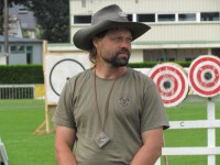 метание ножей, ,23-25 августа во французском городе Каллак прошел первый чемпионат мира по версии Европейской ассоциации метателей ножей. Это был настоящий праздник метания - съехалось более 150 участников. На центральном стадионе города стояло 12 стендов для основных упражнений и еще столько же для дополнительных. Финалы проходили в присутствии более 500 зрителей. Прекрасно организованное пространство, где и участники и зрители чувствовали себя свободно и комфортно.
Большое спасибо организаторам! 