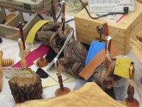 метание ножей, ,23-25 августа во французском городе Каллак прошел первый чемпионат мира по версии Европейской ассоциации метателей ножей. Это был настоящий праздник метания - съехалось более 150 участников. На центральном стадионе города стояло 12 стендов для основных упражнений и еще столько же для дополнительных. Финалы проходили в присутствии более 500 зрителей. Прекрасно организованное пространство, где и участники и зрители чувствовали себя свободно и комфортно.
Большое спасибо организаторам! 