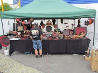 метание ножей, ,23-25 августа во французском городе Каллак прошел первый чемпионат мира по версии Европейской ассоциации метателей ножей. Это был настоящий праздник метания - съехалось более 150 участников. На центральном стадионе города стояло 12 стендов для основных упражнений и еще столько же для дополнительных. Финалы проходили в присутствии более 500 зрителей. Прекрасно организованное пространство, где и участники и зрители чувствовали себя свободно и комфортно.
Большое спасибо организаторам! 