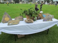 метание ножей, ,23-25 августа во французском городе Каллак прошел первый чемпионат мира по версии Европейской ассоциации метателей ножей. Это был настоящий праздник метания - съехалось более 150 участников. На центральном стадионе города стояло 12 стендов для основных упражнений и еще столько же для дополнительных. Финалы проходили в присутствии более 500 зрителей. Прекрасно организованное пространство, где и участники и зрители чувствовали себя свободно и комфортно.
Большое спасибо организаторам! 