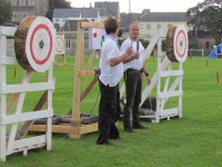 метание ножей, ,23-25 августа во французском городе Каллак прошел первый чемпионат мира по версии Европейской ассоциации метателей ножей. Это был настоящий праздник метания - съехалось более 150 участников. На центральном стадионе города стояло 12 стендов для основных упражнений и еще столько же для дополнительных. Финалы проходили в присутствии более 500 зрителей. Прекрасно организованное пространство, где и участники и зрители чувствовали себя свободно и комфортно.
Большое спасибо организаторам! 