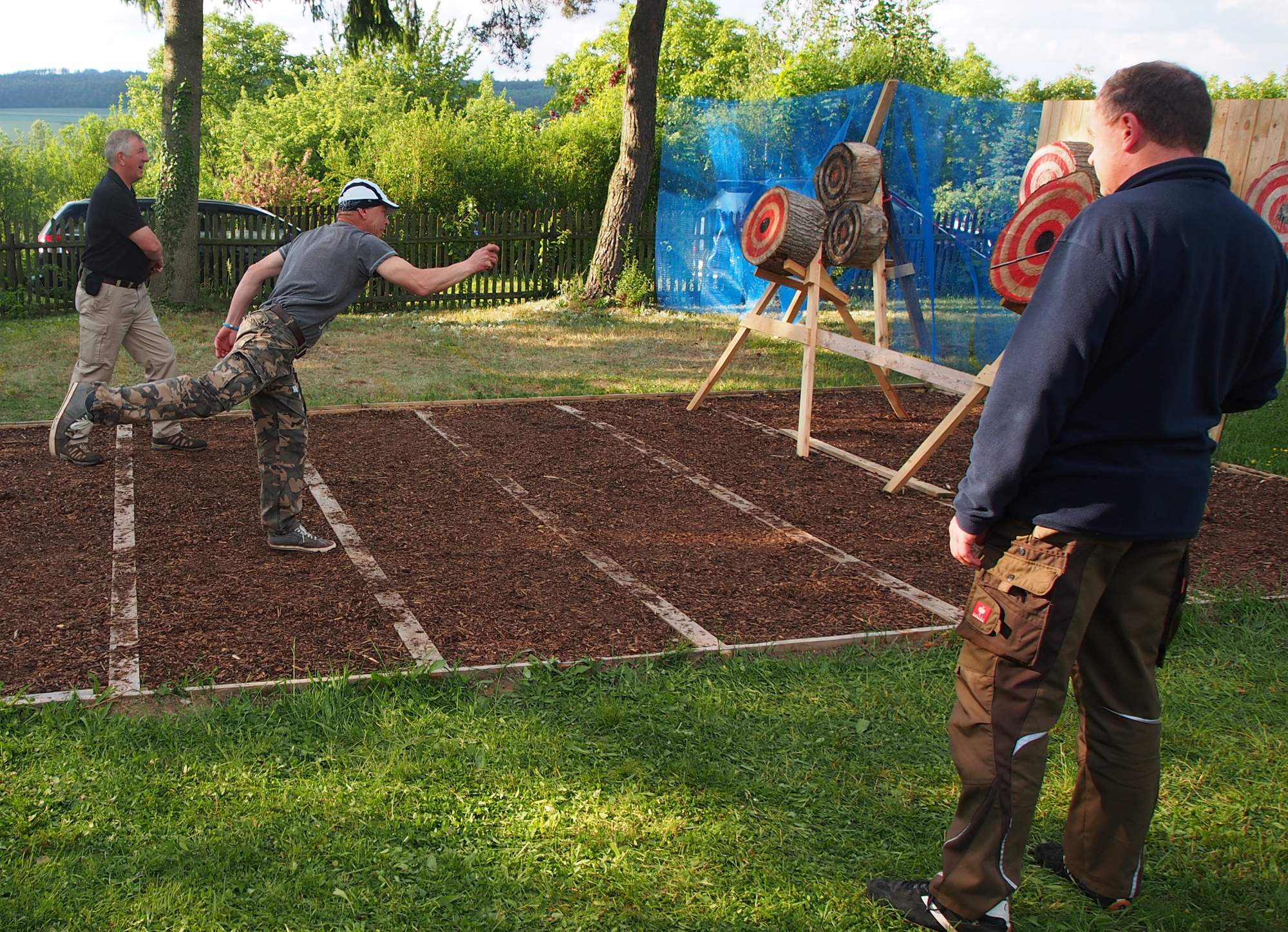 метание ножей, ,24-25 мая 2014 года в Баварии прошел турнир по метанию ножей и топоров, на котором отрабатывались новые метательные упражнения. 
Фотографии от Sergej Adams и Jiří Žižka. 