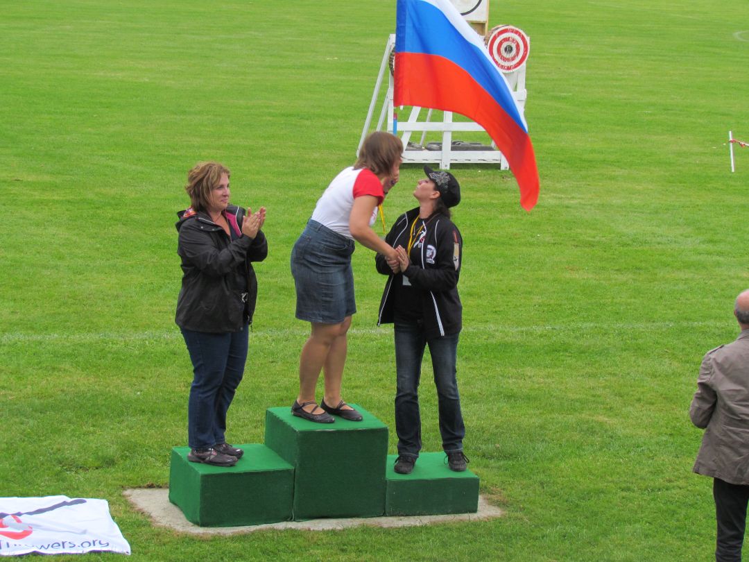 метание ножей, ,23-25 августа во французском городе Каллак прошел первый чемпионат мира по версии Европейской ассоциации метателей ножей. Это был настоящий праздник метания - съехалось более 150 участников. На центральном стадионе города стояло 12 стендов для основных упражнений и еще столько же для дополнительных. Финалы проходили в присутствии более 500 зрителей. Прекрасно организованное пространство, где и участники и зрители чувствовали себя свободно и комфортно.
Большое спасибо организаторам! 