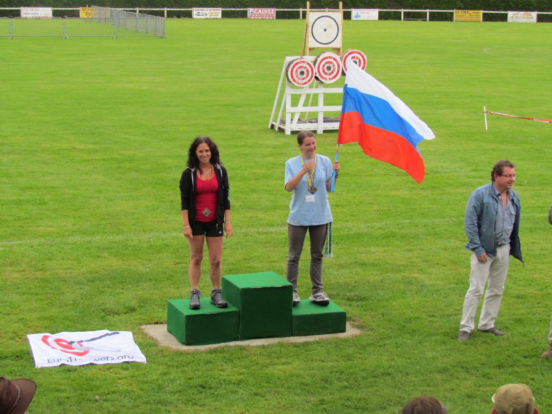 метание ножей, ,23-25 августа во французском городе Каллак прошел первый чемпионат мира по версии Европейской ассоциации метателей ножей. Это был настоящий праздник метания - съехалось более 150 участников. На центральном стадионе города стояло 12 стендов для основных упражнений и еще столько же для дополнительных. Финалы проходили в присутствии более 500 зрителей. Прекрасно организованное пространство, где и участники и зрители чувствовали себя свободно и комфортно.
Большое спасибо организаторам! 