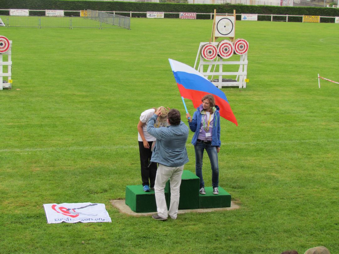 метание ножей, ,23-25 августа во французском городе Каллак прошел первый чемпионат мира по версии Европейской ассоциации метателей ножей. Это был настоящий праздник метания - съехалось более 150 участников. На центральном стадионе города стояло 12 стендов для основных упражнений и еще столько же для дополнительных. Финалы проходили в присутствии более 500 зрителей. Прекрасно организованное пространство, где и участники и зрители чувствовали себя свободно и комфортно.
Большое спасибо организаторам! 