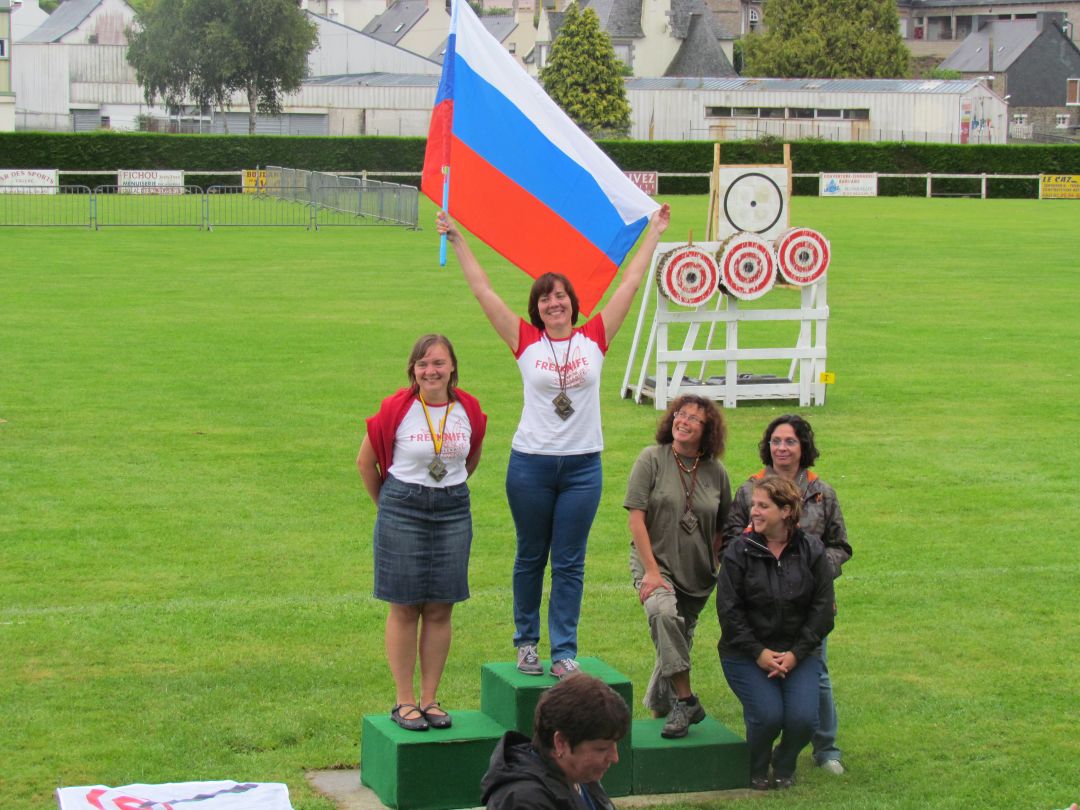 метание ножей, ,23-25 августа во французском городе Каллак прошел первый чемпионат мира по версии Европейской ассоциации метателей ножей. Это был настоящий праздник метания - съехалось более 150 участников. На центральном стадионе города стояло 12 стендов для основных упражнений и еще столько же для дополнительных. Финалы проходили в присутствии более 500 зрителей. Прекрасно организованное пространство, где и участники и зрители чувствовали себя свободно и комфортно.
Большое спасибо организаторам! 
