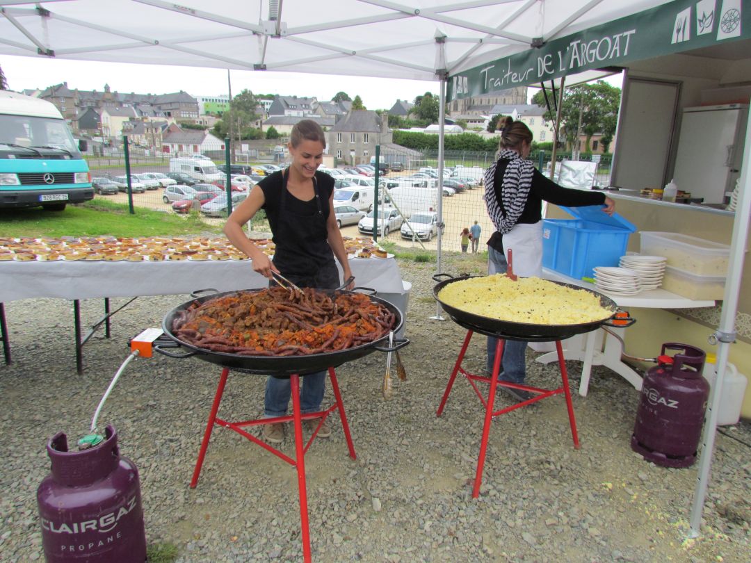 метание ножей, ,23-25 августа во французском городе Каллак прошел первый чемпионат мира по версии Европейской ассоциации метателей ножей. Это был настоящий праздник метания - съехалось более 150 участников. На центральном стадионе города стояло 12 стендов для основных упражнений и еще столько же для дополнительных. Финалы проходили в присутствии более 500 зрителей. Прекрасно организованное пространство, где и участники и зрители чувствовали себя свободно и комфортно.
Большое спасибо организаторам! 