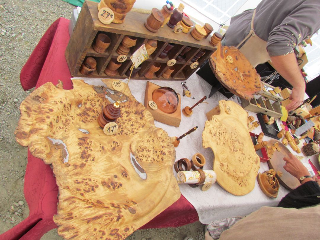 метание ножей, ,23-25 августа во французском городе Каллак прошел первый чемпионат мира по версии Европейской ассоциации метателей ножей. Это был настоящий праздник метания - съехалось более 150 участников. На центральном стадионе города стояло 12 стендов для основных упражнений и еще столько же для дополнительных. Финалы проходили в присутствии более 500 зрителей. Прекрасно организованное пространство, где и участники и зрители чувствовали себя свободно и комфортно.
Большое спасибо организаторам! 