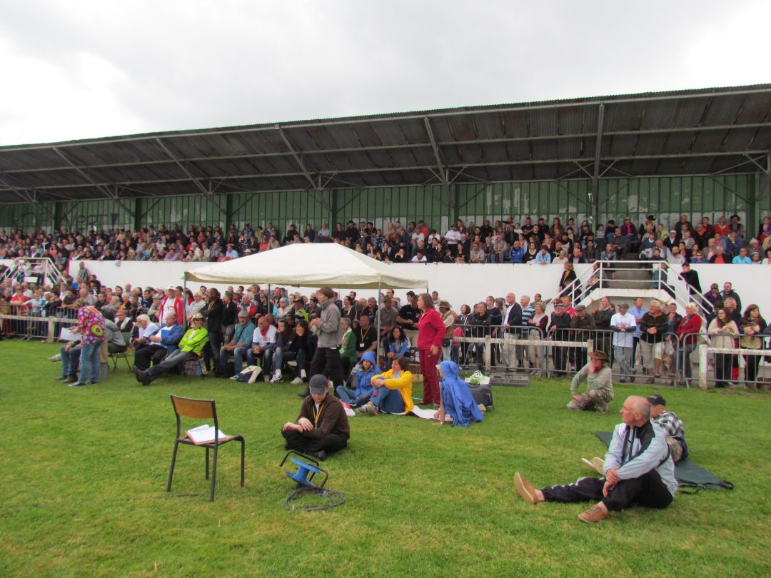 метание ножей, ,23-25 августа во французском городе Каллак прошел первый чемпионат мира по версии Европейской ассоциации метателей ножей. Это был настоящий праздник метания - съехалось более 150 участников. На центральном стадионе города стояло 12 стендов для основных упражнений и еще столько же для дополнительных. Финалы проходили в присутствии более 500 зрителей. Прекрасно организованное пространство, где и участники и зрители чувствовали себя свободно и комфортно.
Большое спасибо организаторам! 