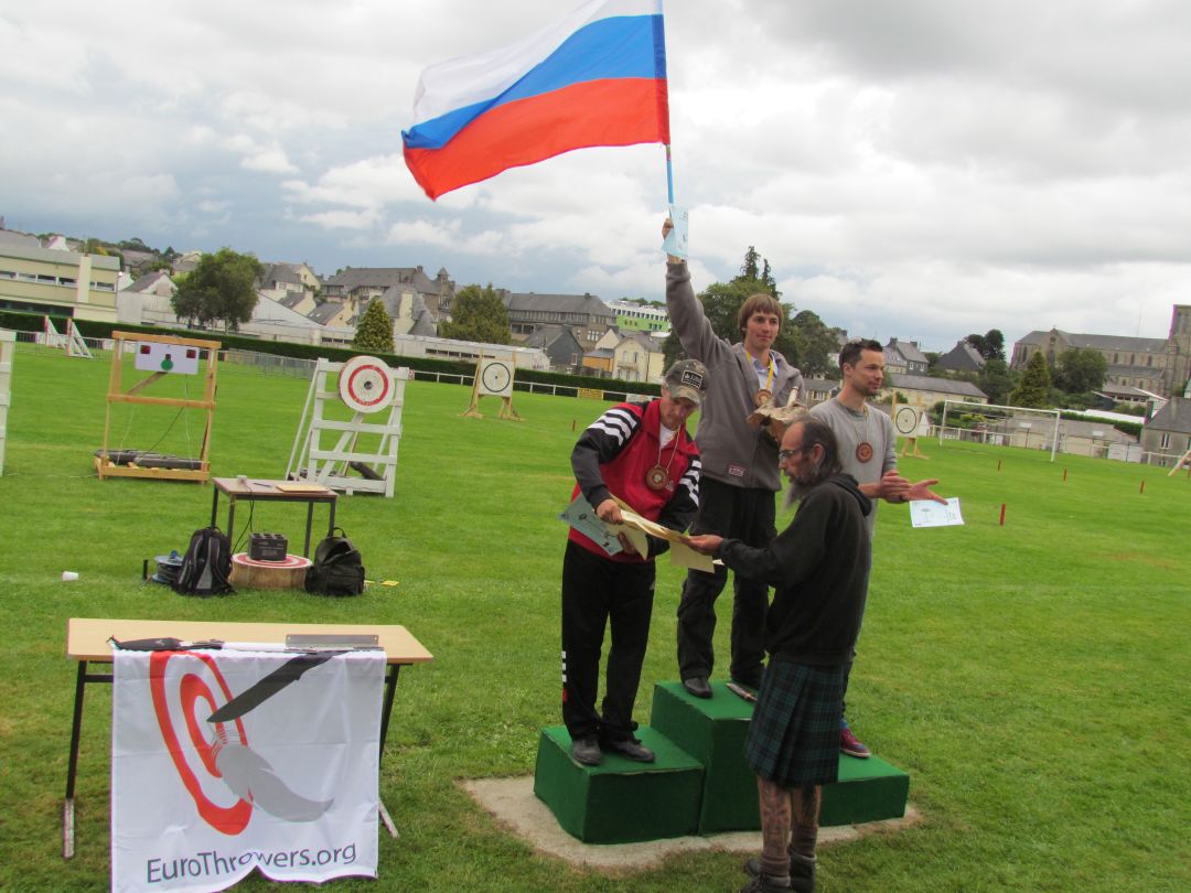 метание ножей, ,23-25 августа во французском городе Каллак прошел первый чемпионат мира по версии Европейской ассоциации метателей ножей. Это был настоящий праздник метания - съехалось более 150 участников. На центральном стадионе города стояло 12 стендов для основных упражнений и еще столько же для дополнительных. Финалы проходили в присутствии более 500 зрителей. Прекрасно организованное пространство, где и участники и зрители чувствовали себя свободно и комфортно.
Большое спасибо организаторам! 