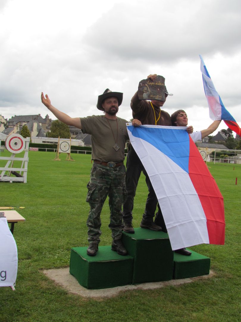 метание ножей, ,23-25 августа во французском городе Каллак прошел первый чемпионат мира по версии Европейской ассоциации метателей ножей. Это был настоящий праздник метания - съехалось более 150 участников. На центральном стадионе города стояло 12 стендов для основных упражнений и еще столько же для дополнительных. Финалы проходили в присутствии более 500 зрителей. Прекрасно организованное пространство, где и участники и зрители чувствовали себя свободно и комфортно.
Большое спасибо организаторам! 